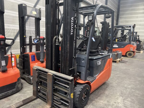 TOYOTA 8FBE18T - Forklift Electric