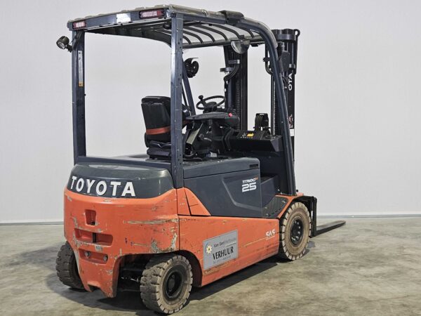 TOYOTA 8FBMT25 - Vorkheftruck Elektro