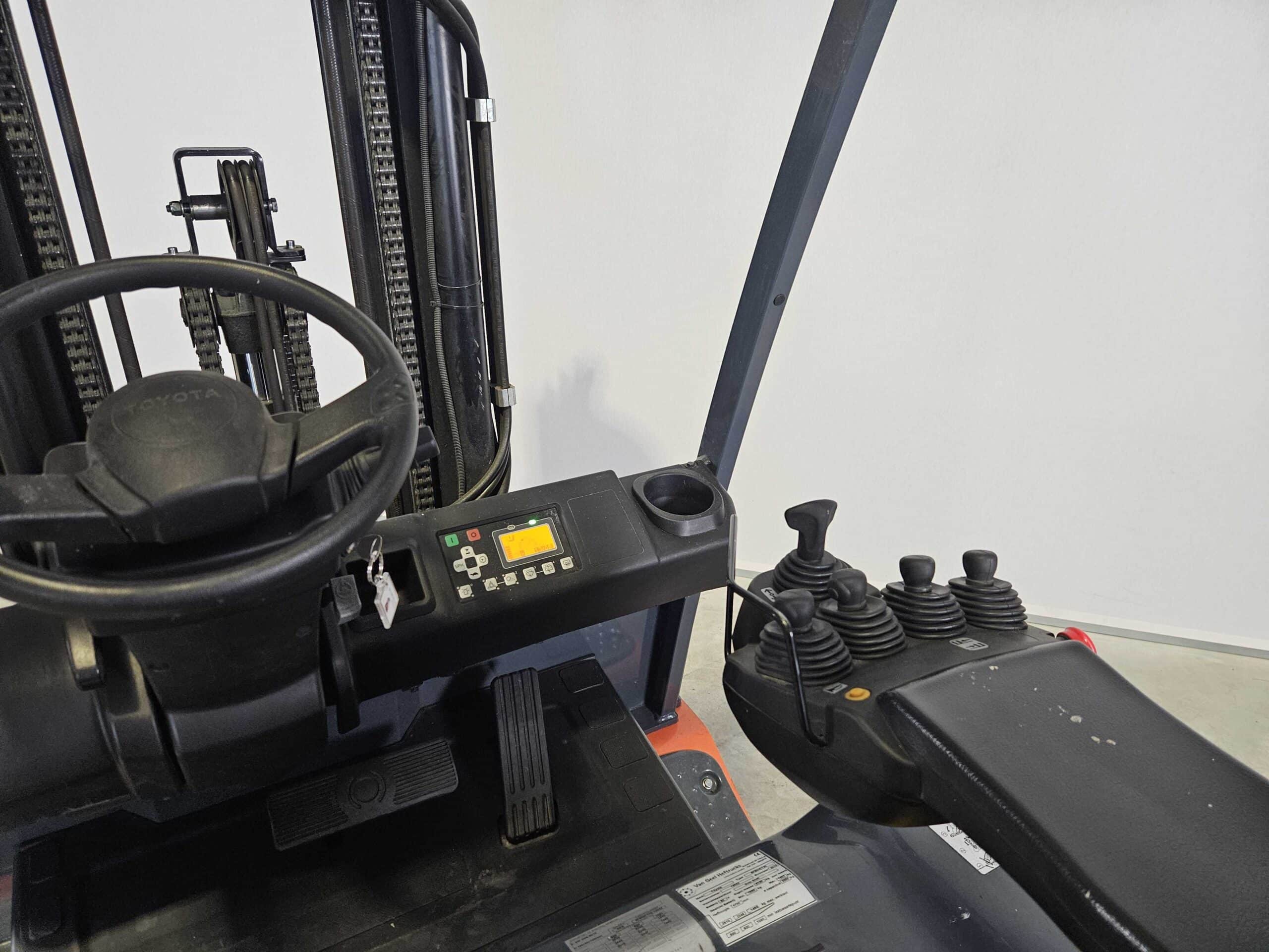 TOYOTA 8FBMKT30 - Vorkheftruck Elektro - Image 3